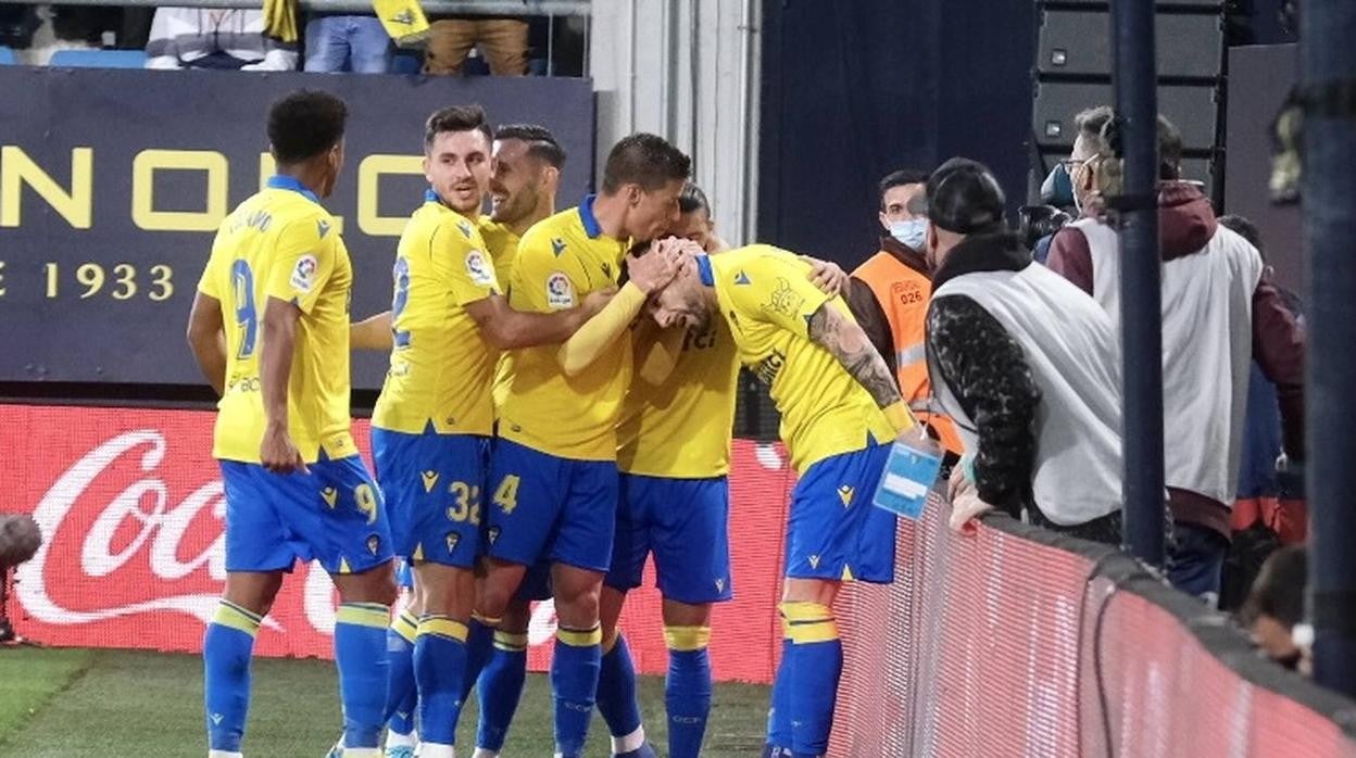 El Cádiz celebra un tanto en el estadio amarillo