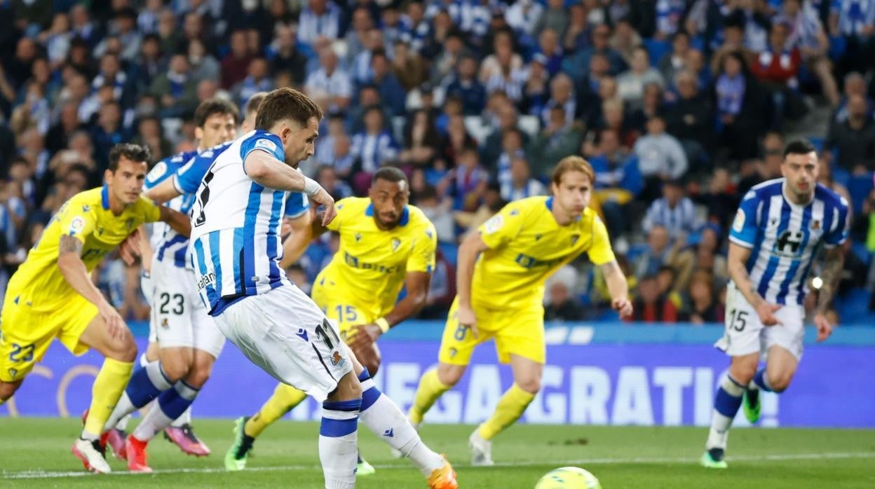 Álex Fernández, atento al lanzamiento de penalti de Januzaj