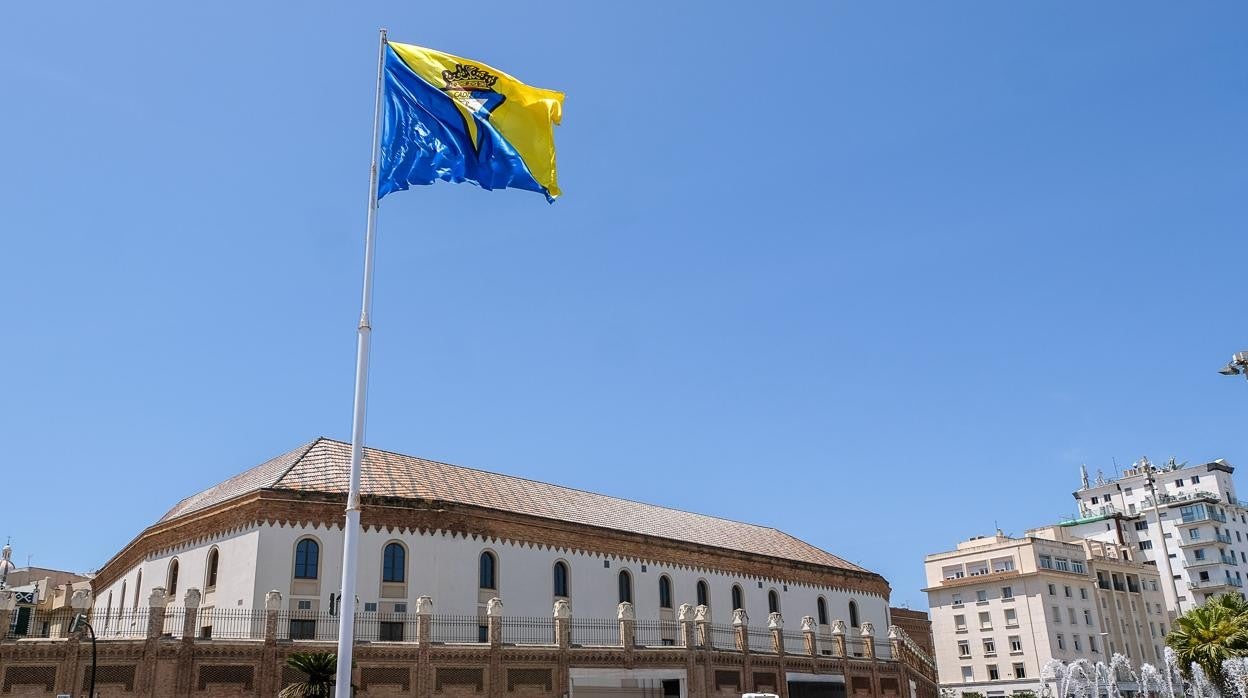 La bandera del Cádiz ya ondea en la plaza de Sevilla.