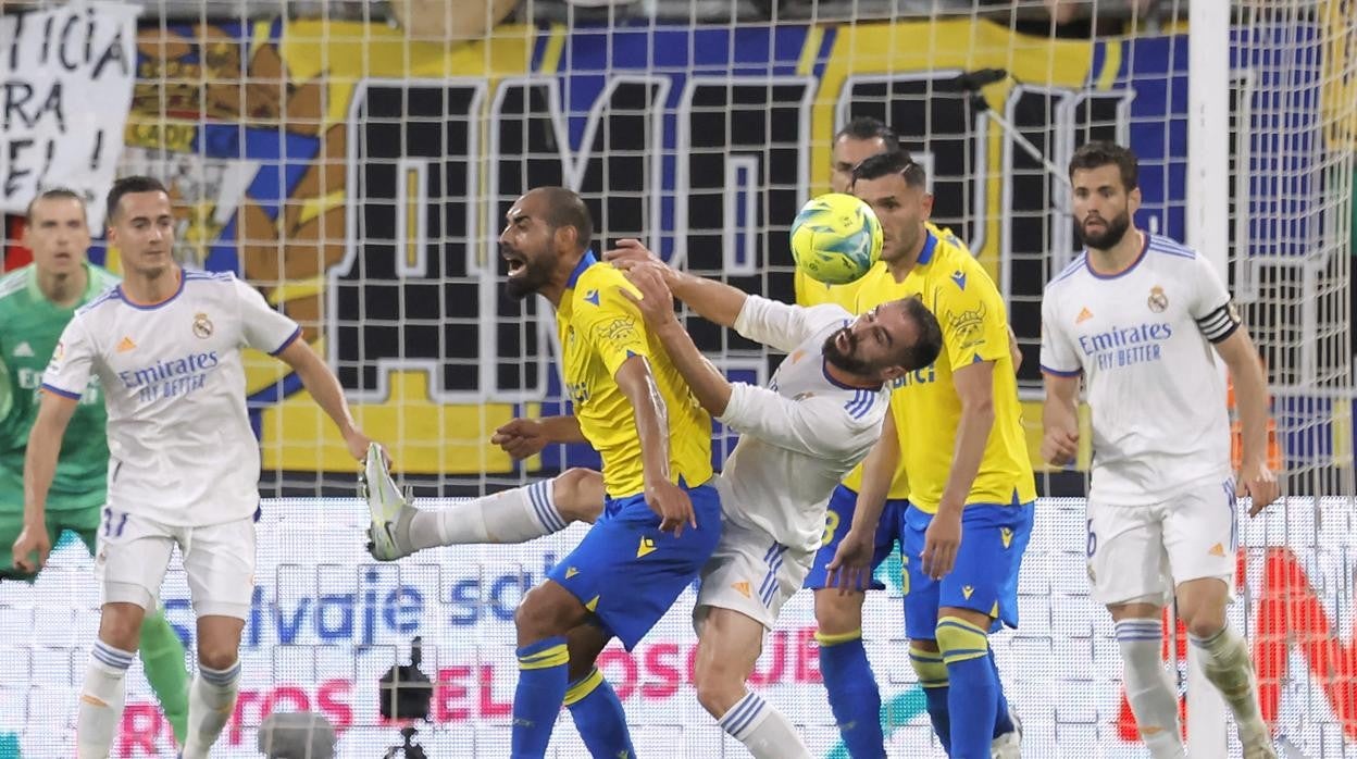 Fali pudo ser objeto de penalti al final del partido.