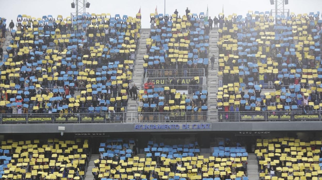 Aficionados cadistas realizan un mosaico en un partido en el antiguo Carranza.