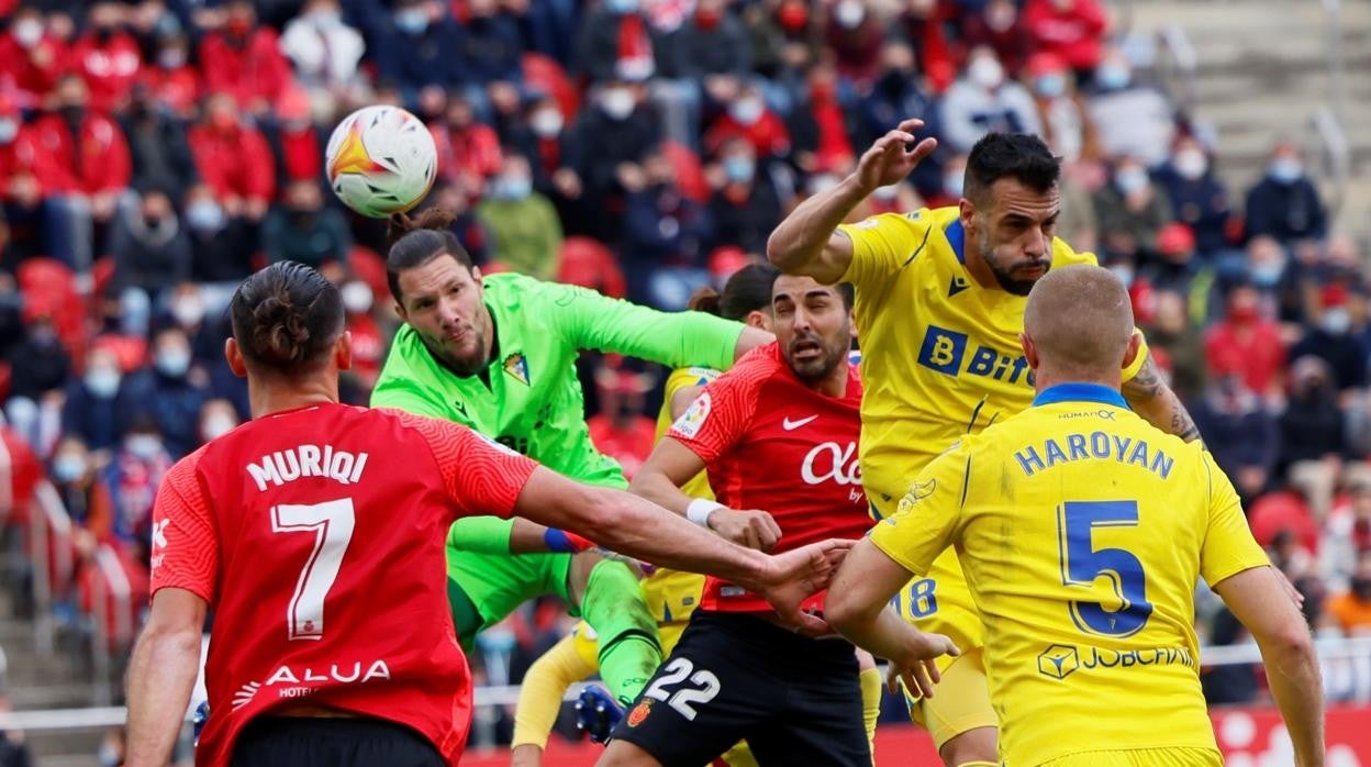 Lo que no hizo tanta gracia en Cádiz fue la derrota en Son Moix con un arbitraje de chiste.