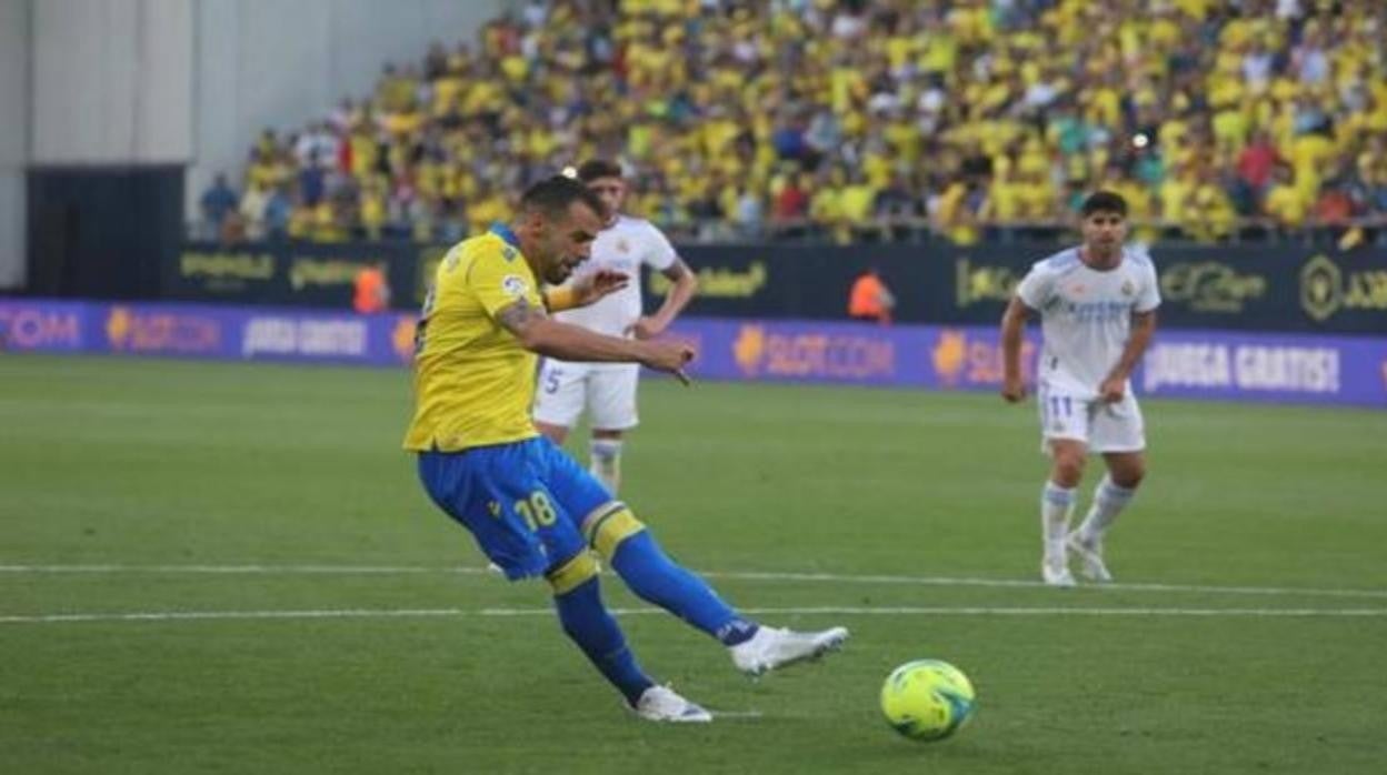 Negredo tira el penalti ante el Madrid