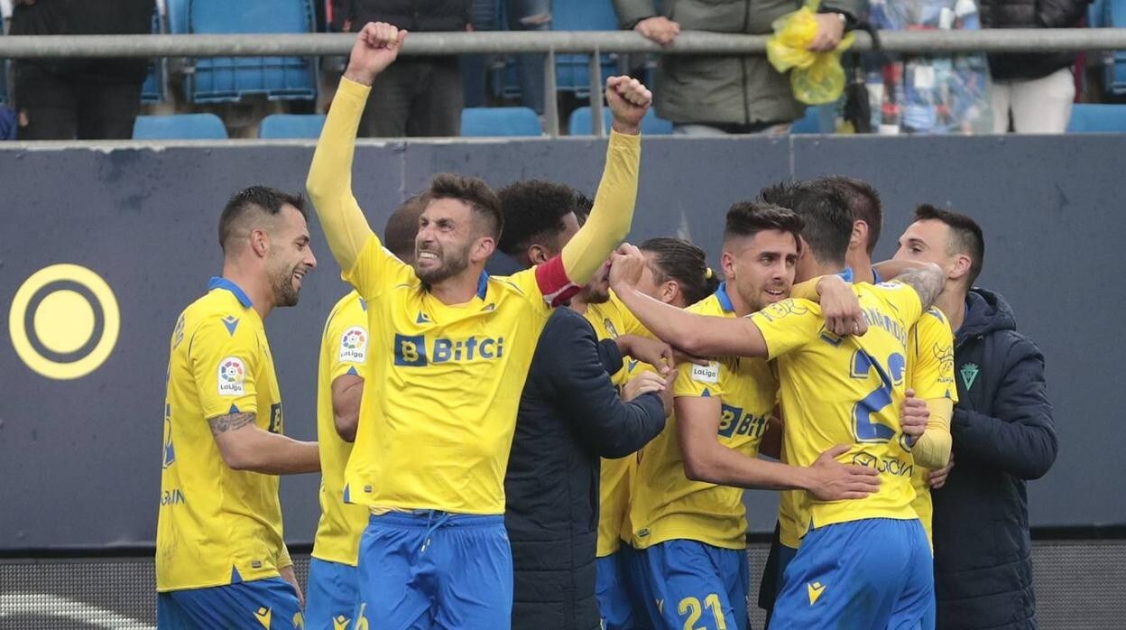 Jugadores del Cádiz celebran el tanto de Rubén Sobrino al Villarreal