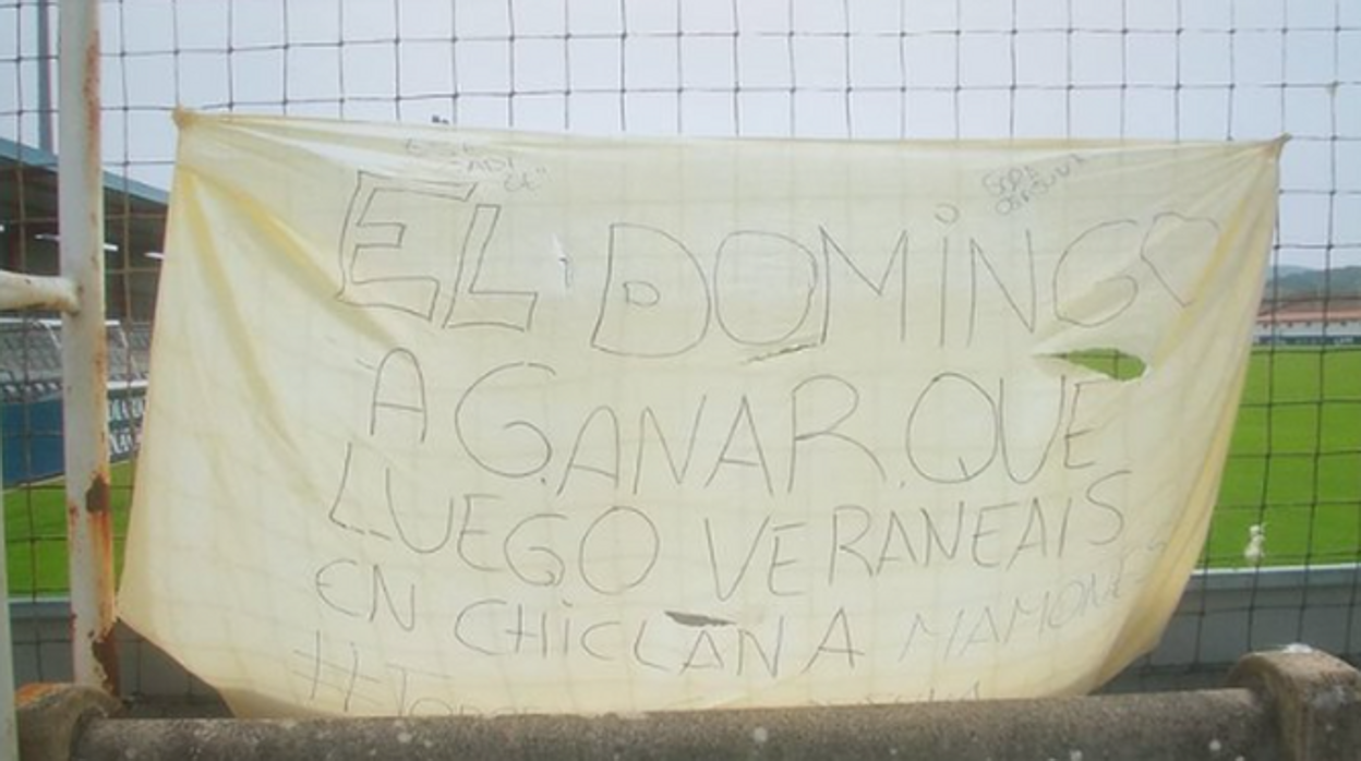 Pancarta aparecida en la grada de Tajonar.