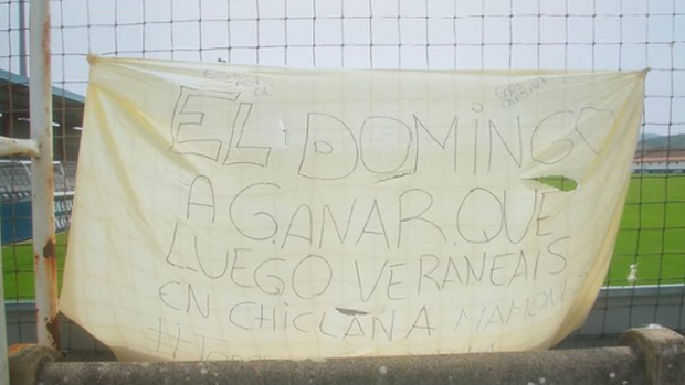 Una pancarta en Tajonar le recuerda a los jugadores del Osasuna donde pasan el verano luego