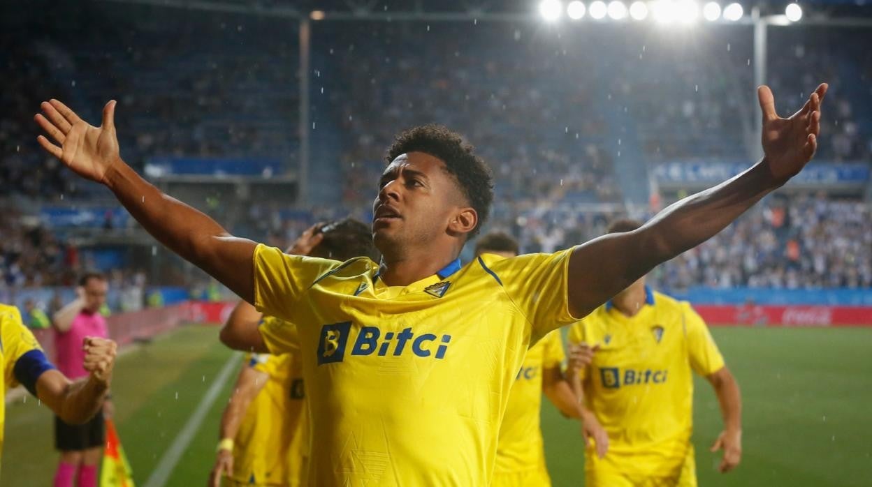 'Choco' Lozano celebra el gol de la permanencia del Cádiz CF en Primera.