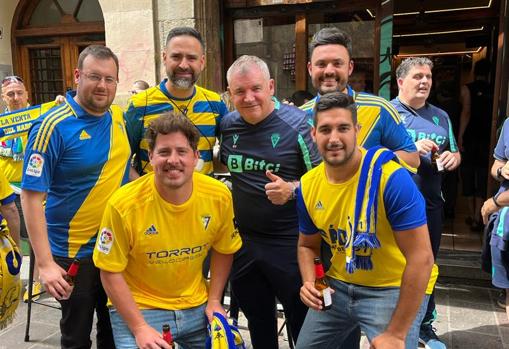 Los roteños de la Peña Cadista El Camaleón junto a Manuel Vizcaíno, presidente del Cádiz CF.