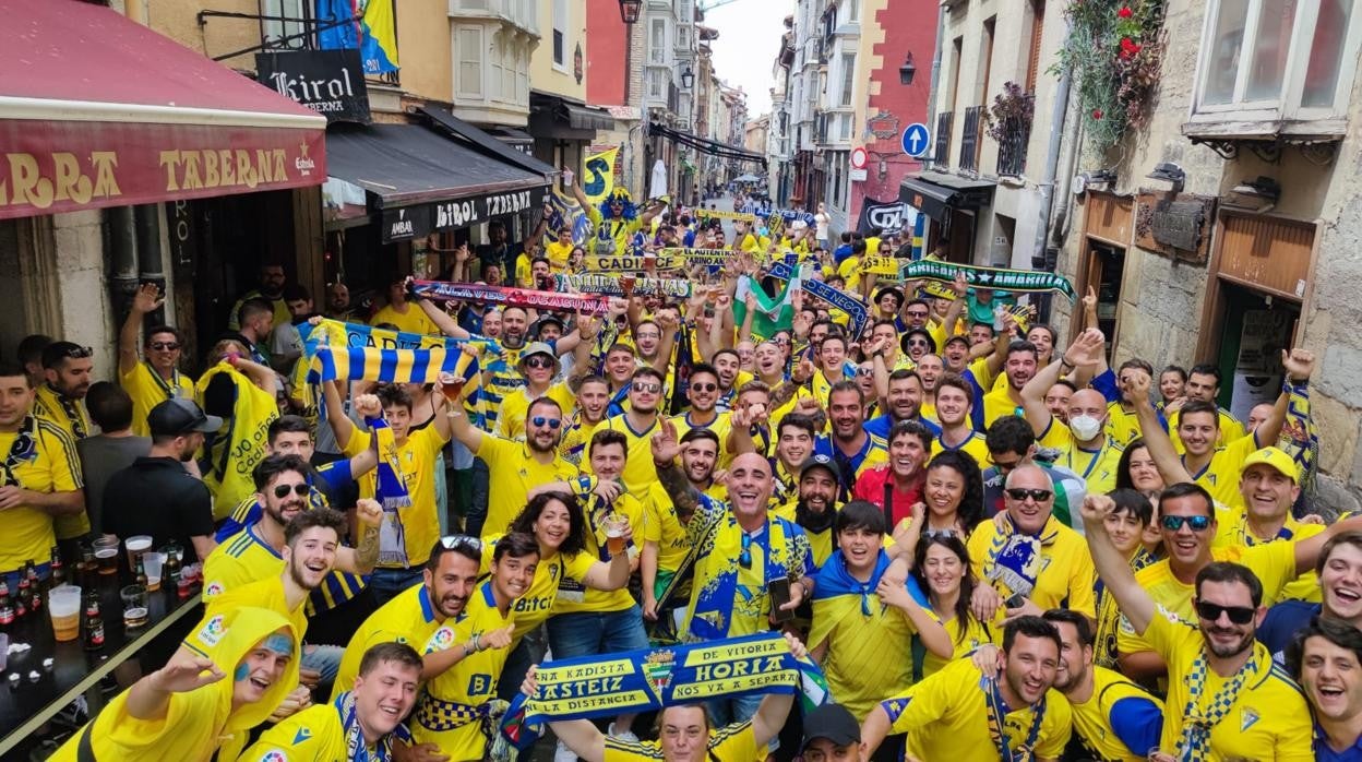 La calle Cuchillería de Vitoria fue tomada por los cadistas desplazados.