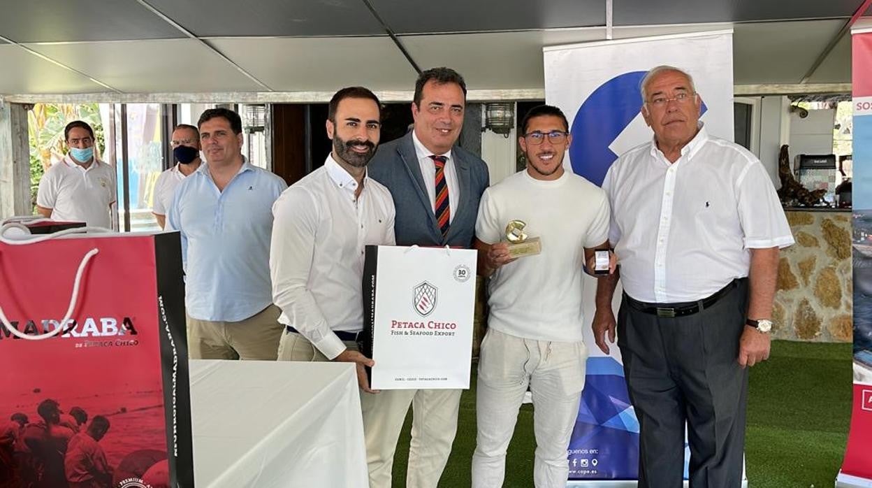 Pacha recibió el premio en el restaurante El Timón.