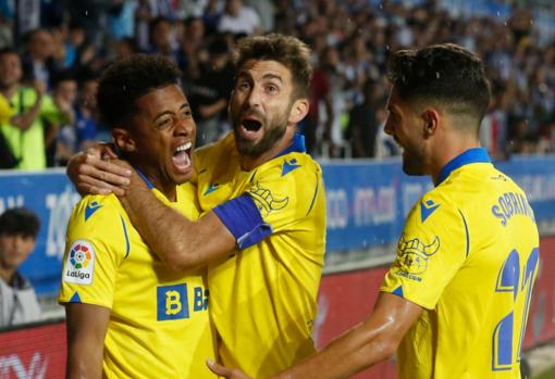 'Choco' Lozano celebra con José Mari y Sobrino su histórico gol en Mendizorroza.