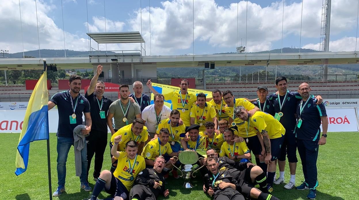 El Cádiz Genuine celebrando su última victoria en Bilbao