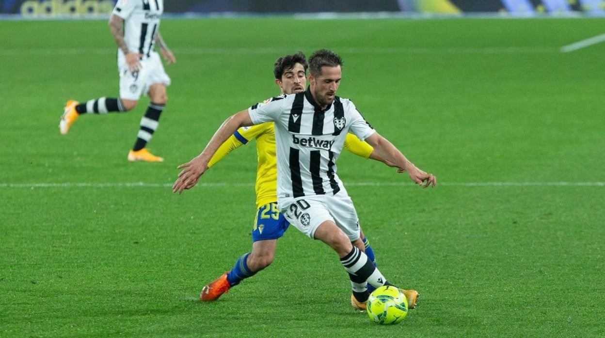 Jorge Miramón durante un encuentro frente al Cádiz CF.