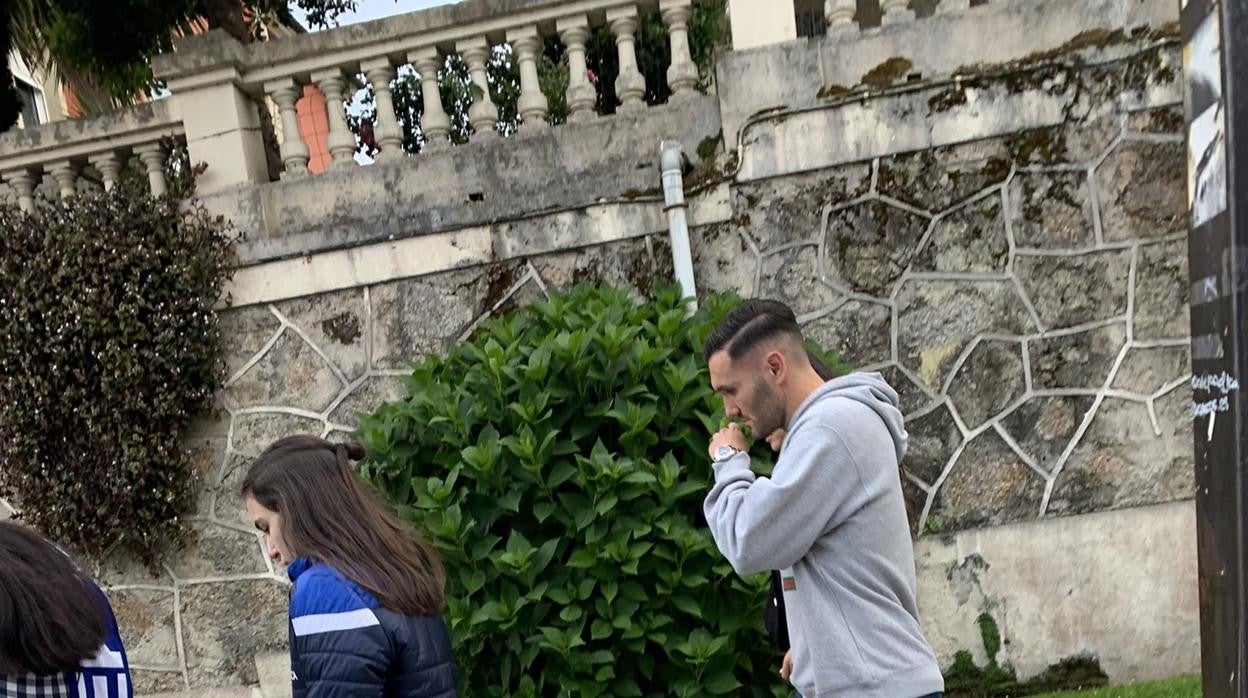 Lucas Pérez, desolado, saliendo del estadio coruñés.