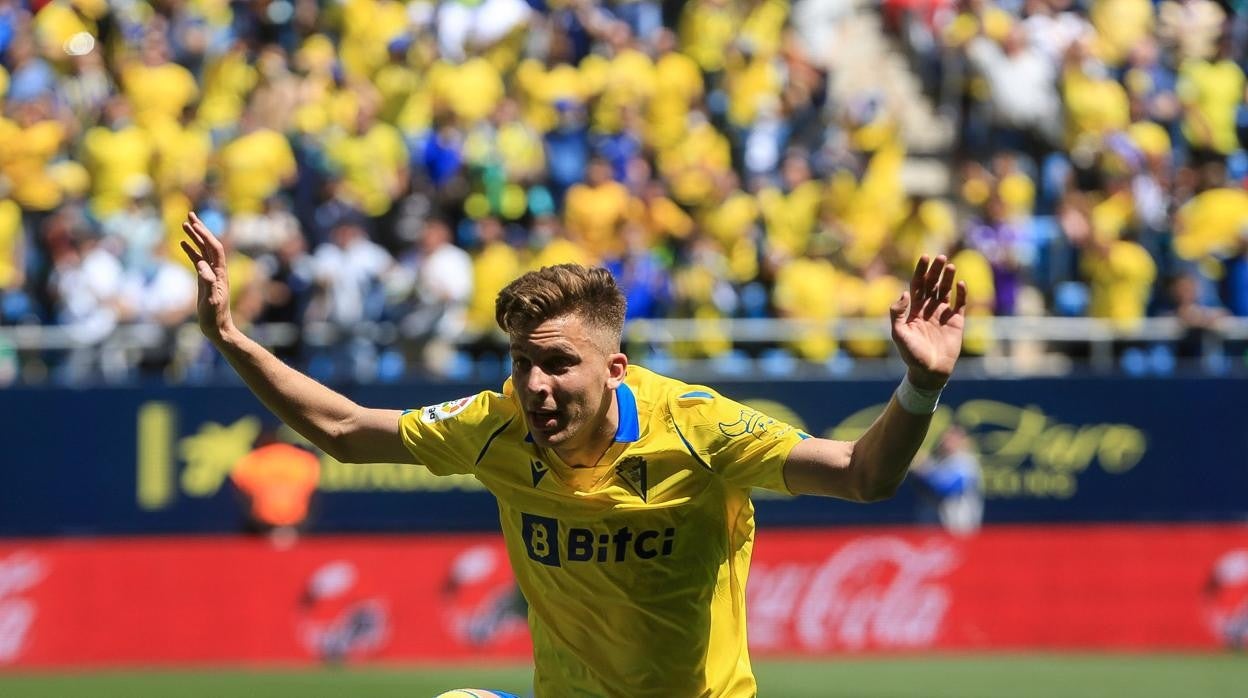 Alejo celebra el gol ante el Betis, después remontado.