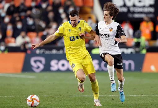 Raúl Parra junto a Bryan Gil en el Valencia - Cádiz de la Copa del Rey.