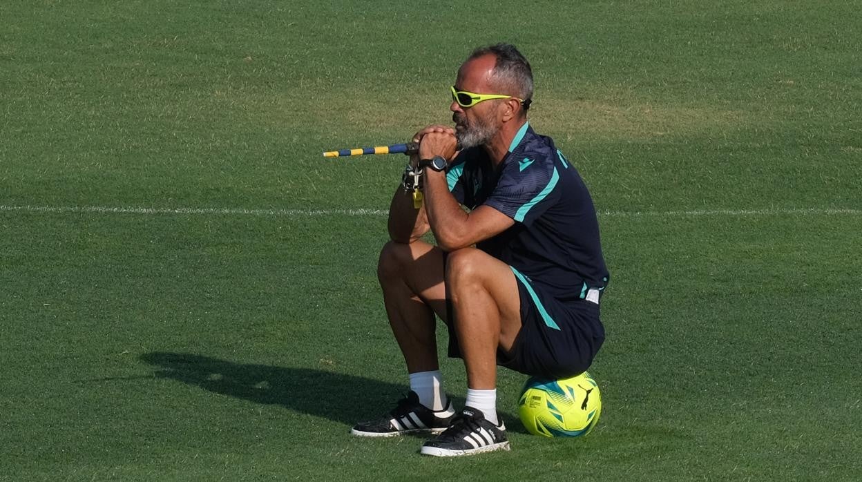 Álvaro Cervera, durante un entrenamiento del Cádiz.