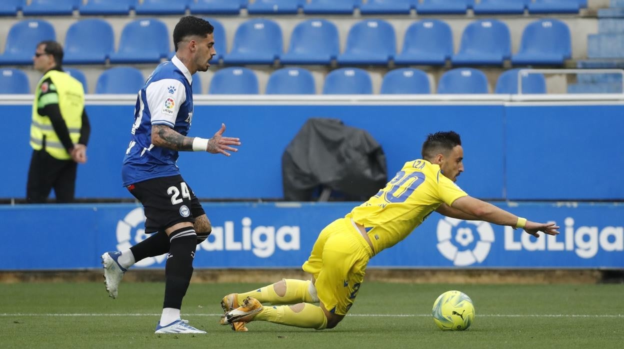 Iza se va al suelo en el encuentro ante el Alavés.