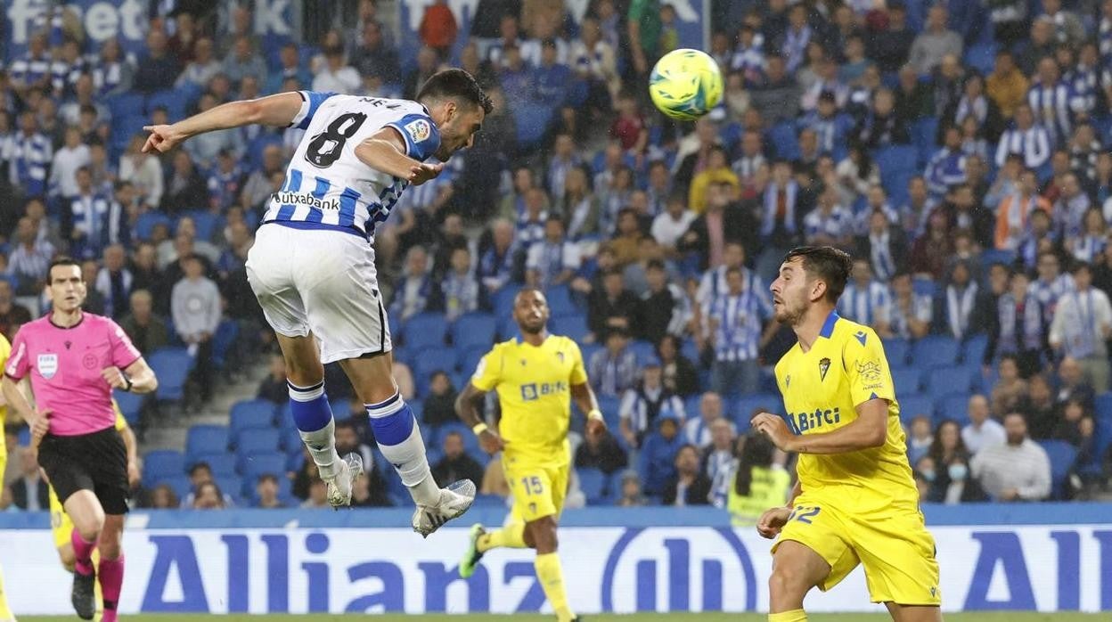 Víctor Chust durante la visita del Cádiz CF a San Sebastián.