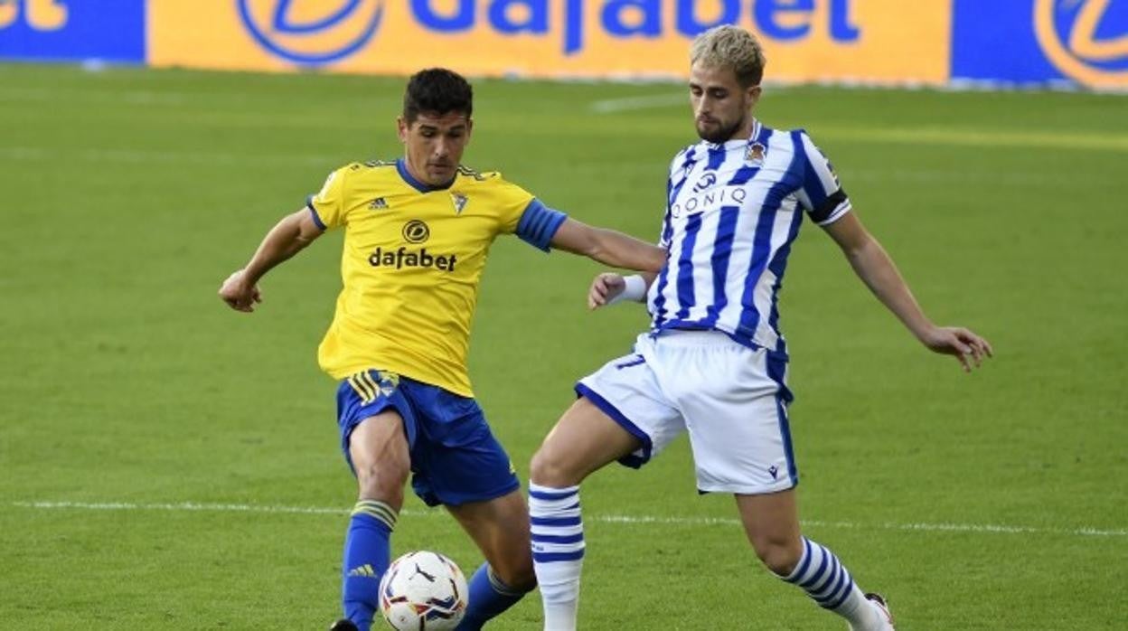 Garrido pugna con Januzaj por el balón