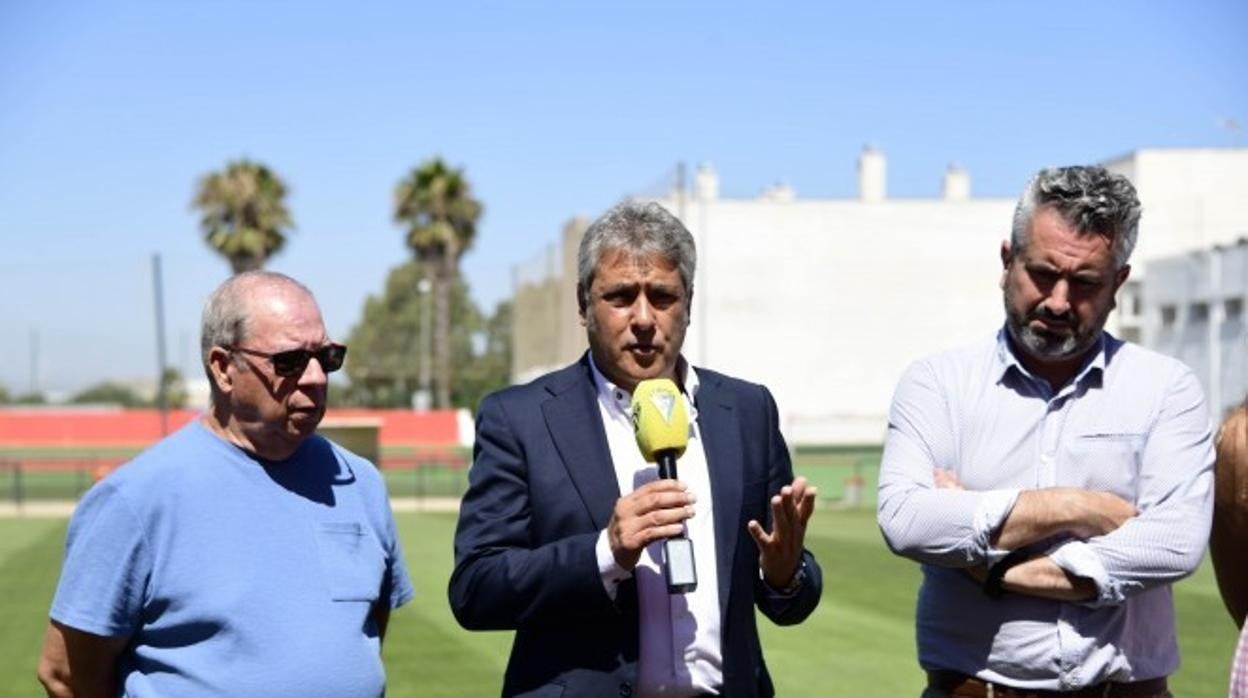 José Mata asistió al acto acompañado del presidente del club barbateño, Diego Pérez, y del alcalde de Benalup, Antonio Cepero.