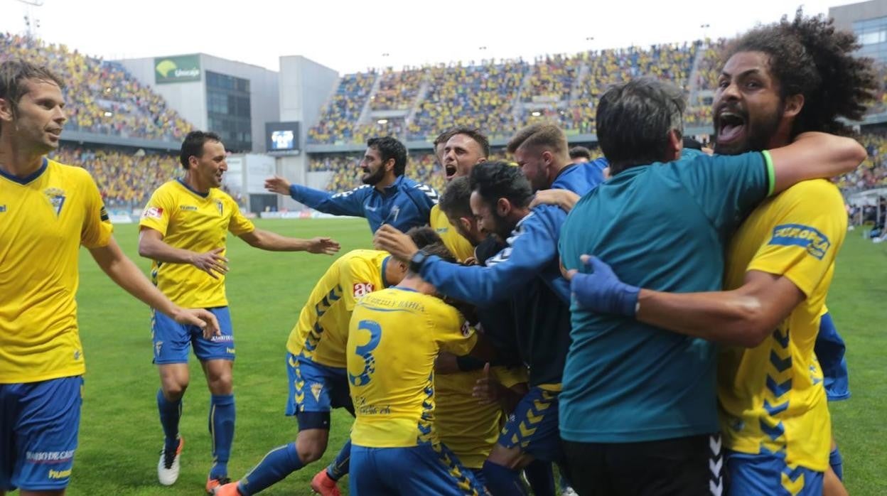 Los jugadores del Cádiz, Aridane incluido, celebran el tanto de Carlos Calvo ante el Hércules