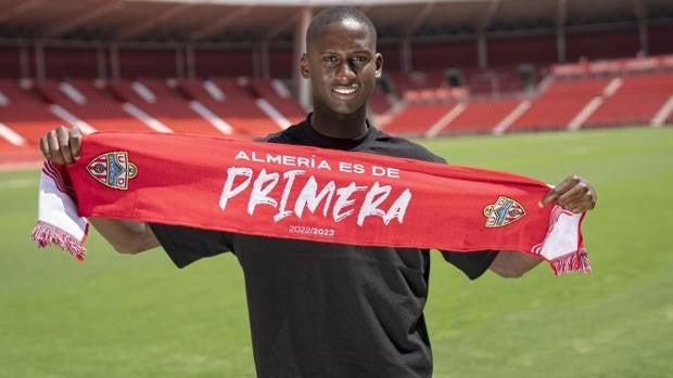 Así se refuerzan los rivales directos en el mercado de fichajes