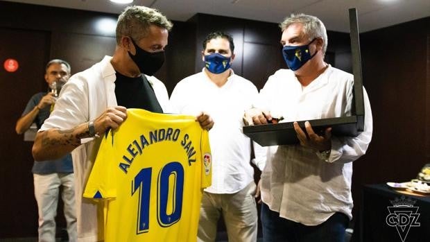 El Cádiz CF rinde tributo a Alejandro Sanz