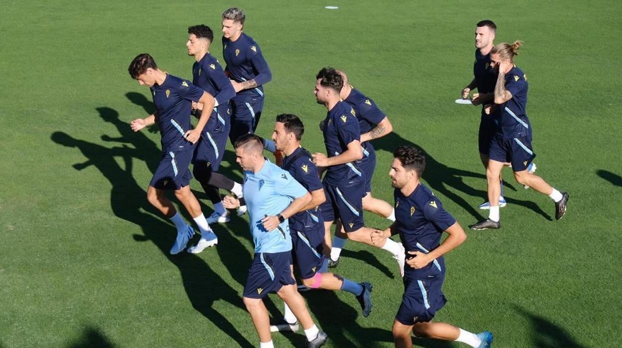 La primera plantilla del Cádiz entrena en la Ciudad Deportiva