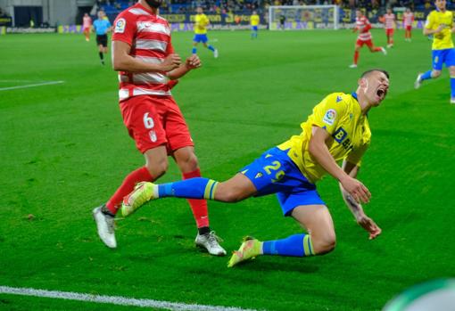 Milutin Osmajic en un encuentro oficial con el Cádiz CF.