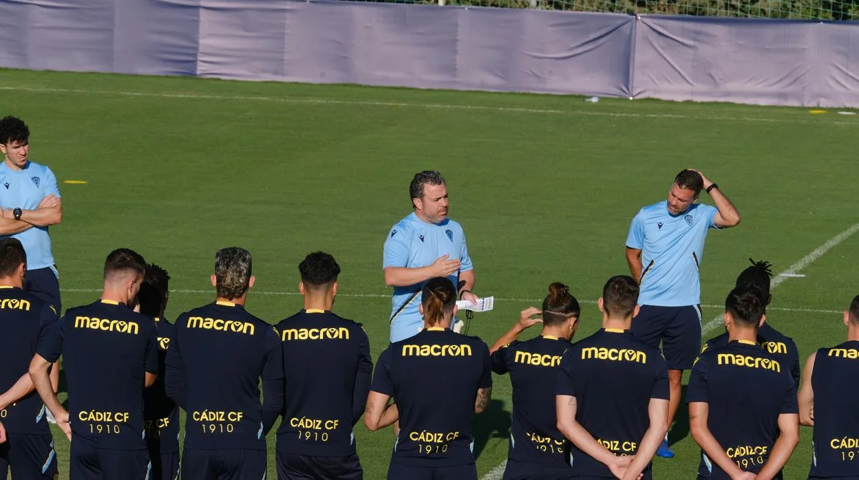 Sergio González dialoga con sus futbolistas en un entrenamiento.