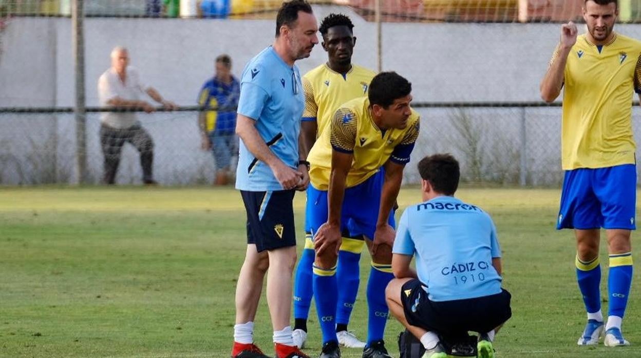 El doctor Sebastián Jiménez atiende a Jon Ander Garrido durante esta pretemporada.