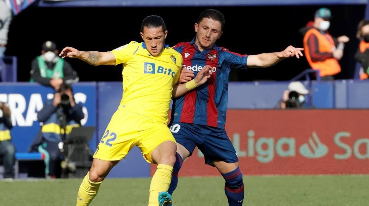 'Pacha' Espino pugna con Enis Bardhi durante el Levante - Cádiz de la segunda vuelta