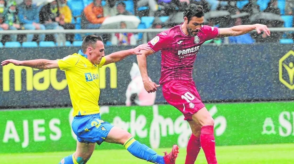 Iborra junto a San Emeterio en el Cádiz - Villarreal