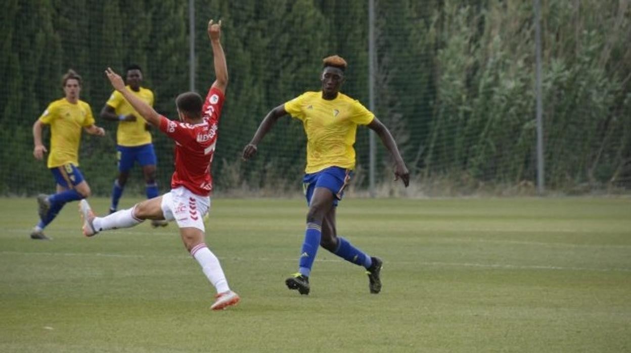 Momo, durante un encuentro con el Cádiz B