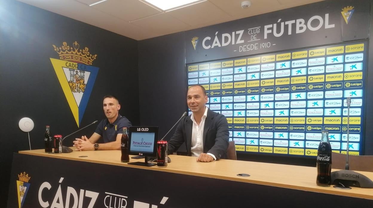 Jorge Cordero, junto a Fede en la presentación del futbolista