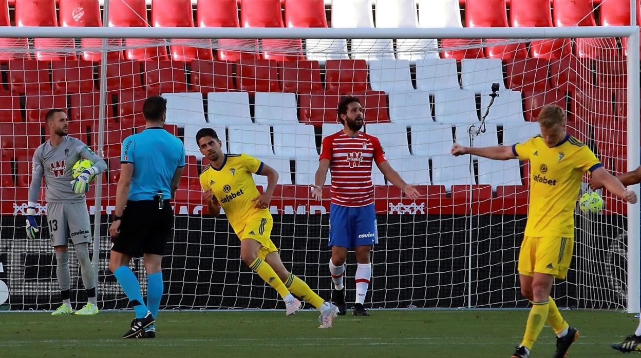 Rubén Sobrino celebra un tanto en el Nuevo Los Cármenes