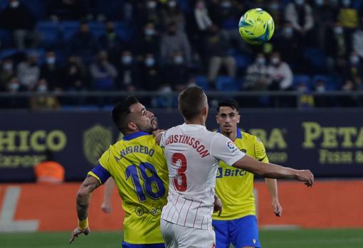 Martín Calderón observa un lance del Cádiz - Sevilla de la temporada pasada.