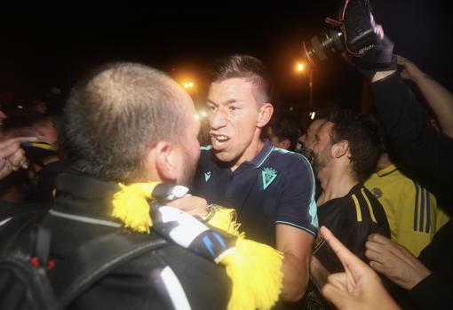 Rubén Alcaraz celebra la permanencia del Cádiz CF en Primera con los seguidores cadistas.