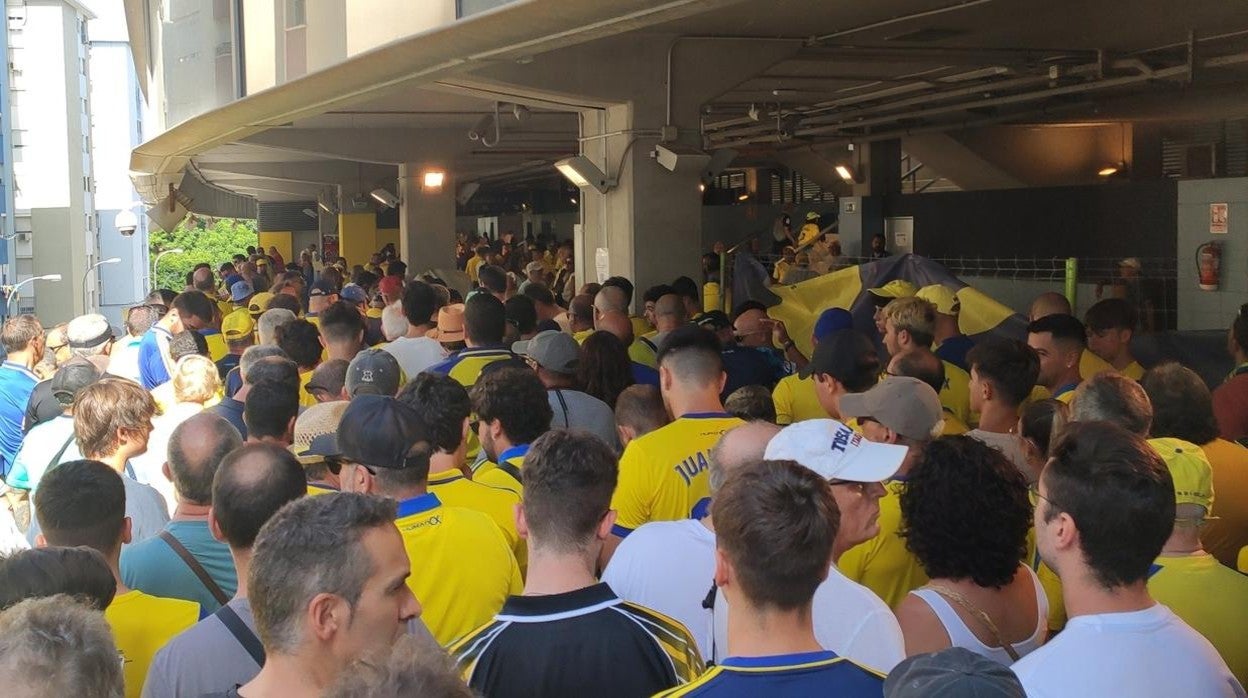 Hinchas señalan la falta de organización por parte del Cádiz