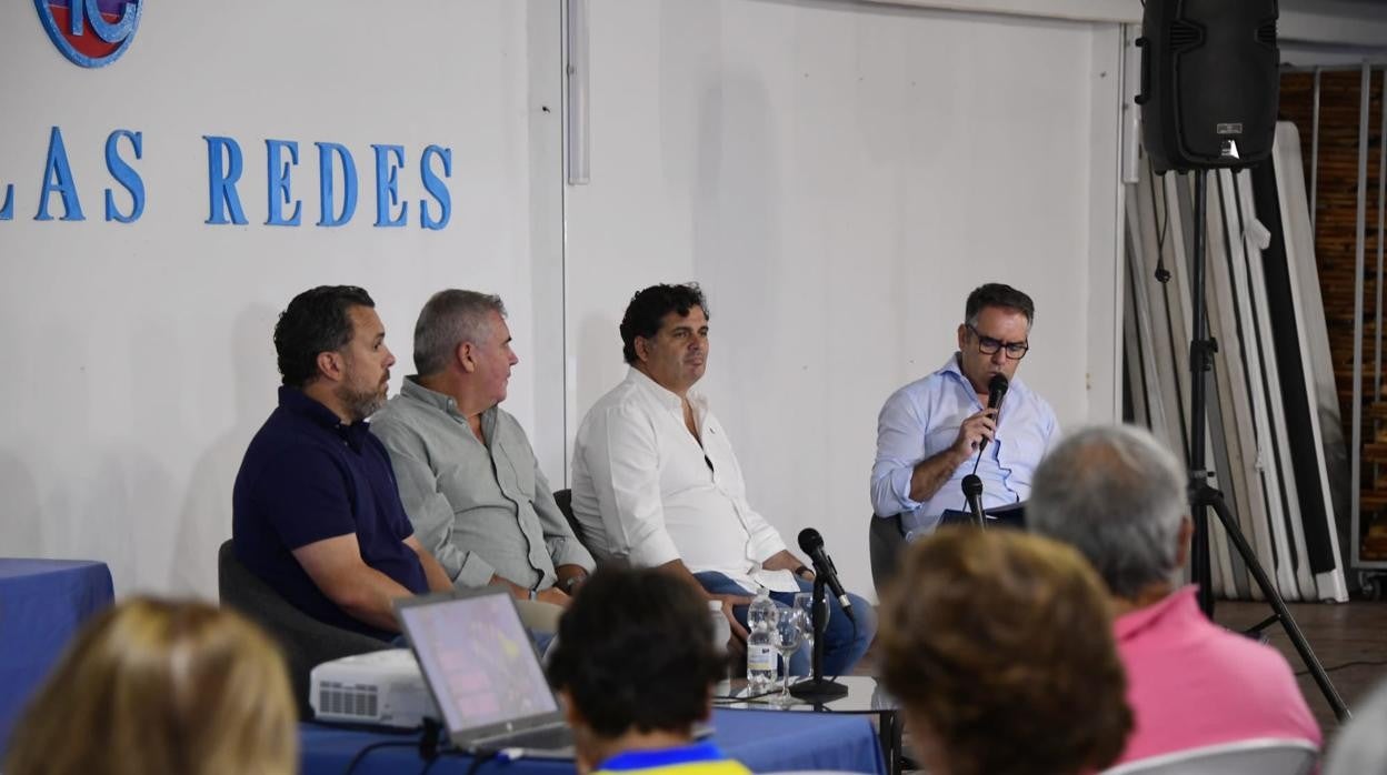 Contreras, con camisa blanca, junto a Manuel Vizcaíno, Sergio González y Rafael Navas, Responsable de Comunicación Área de Presidencia y Empresarial del Cádiz CF. y Dircom de Sport City Cádiz