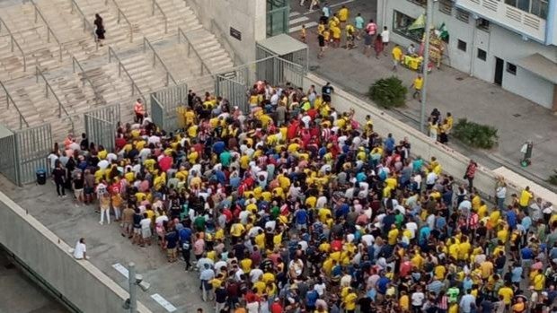 Las colas para acceder al estadio no desaparecen