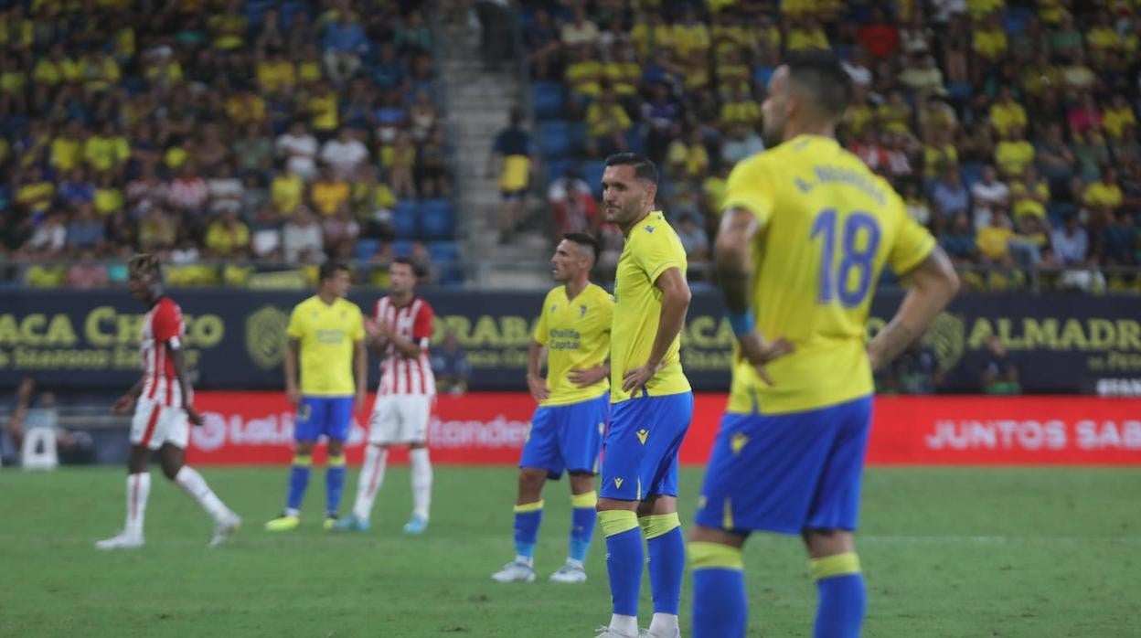 Lucas Pérez, resignado, durante el Cádiz - Athletic.