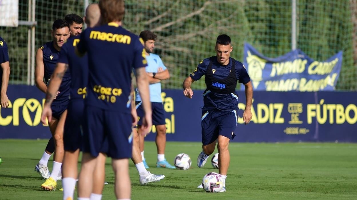 Fede San Emeterio se postula como el centrocampista que dé el equilibrio al centro del campo.