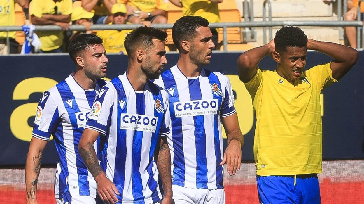 El Choco Lozano se lamenta en el partido que el Cádiz perdió ante la Real en Carranza.