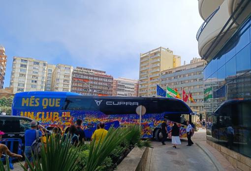 El autobús del Barcelona, esperando a sus jugadores-