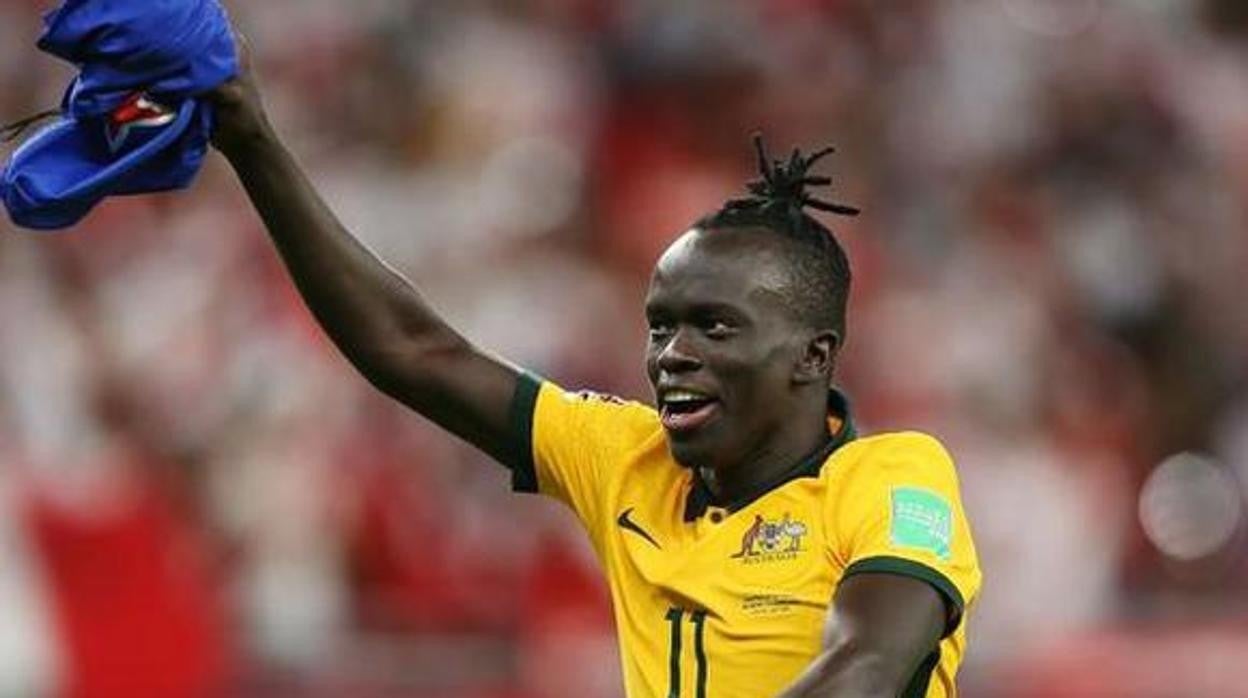 Awer Mabil celebra un gol con Australia.