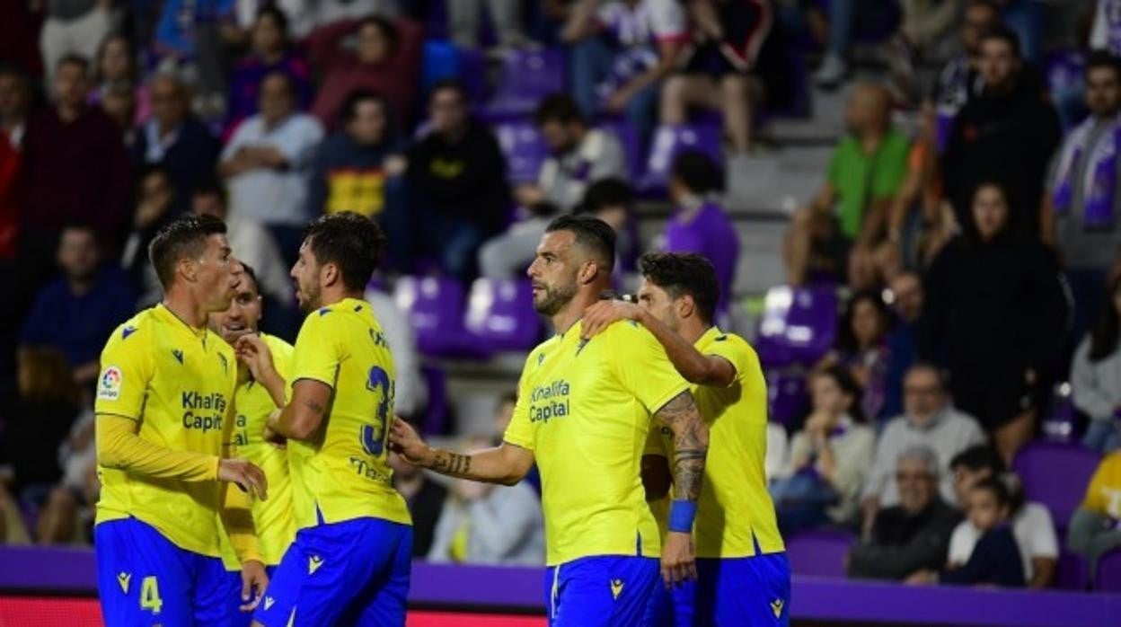 Los jugadores del Cádiz celebran el gol en Valladolid