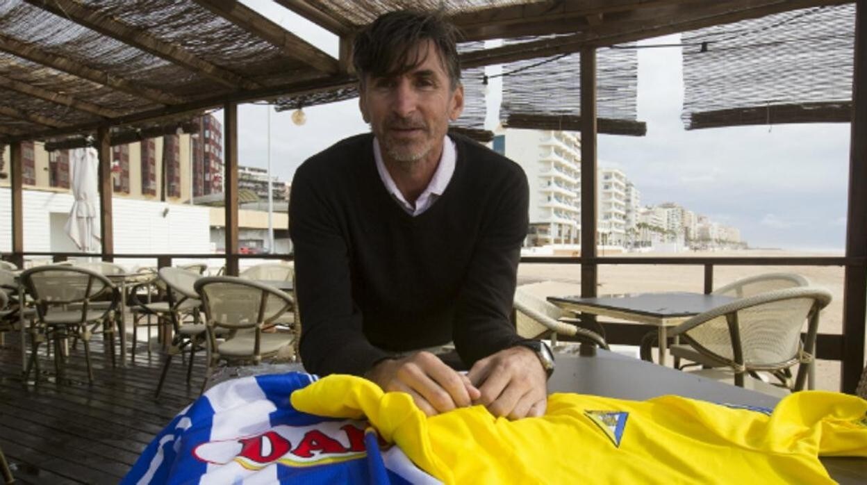 Moisés Arteaga con una camiseta del Espanyol y otra del Cádiz CF