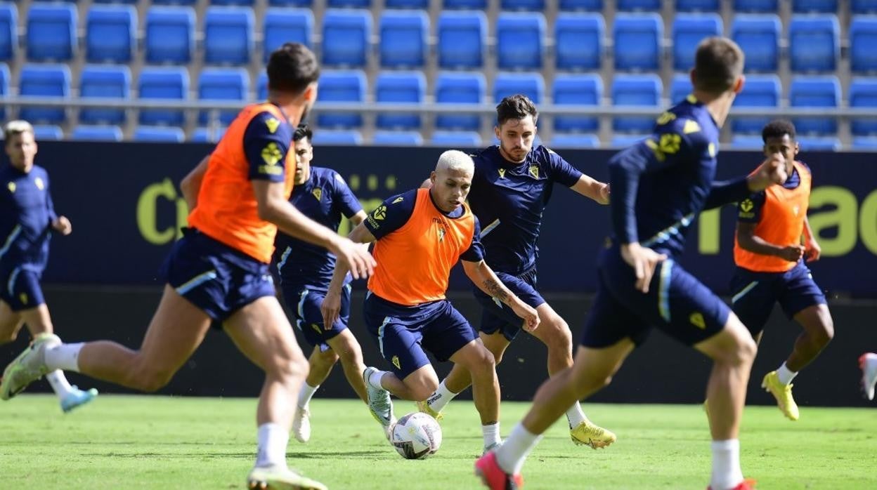 Chust persigue a Ocampo en un entrenamiento.